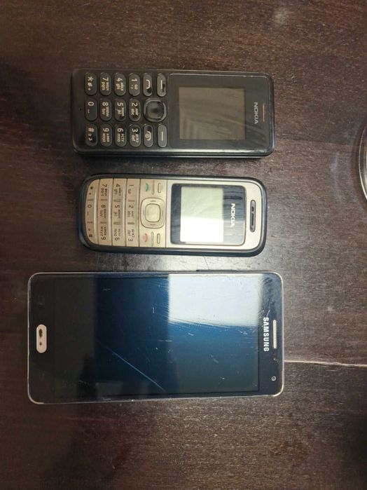 Телефони за части