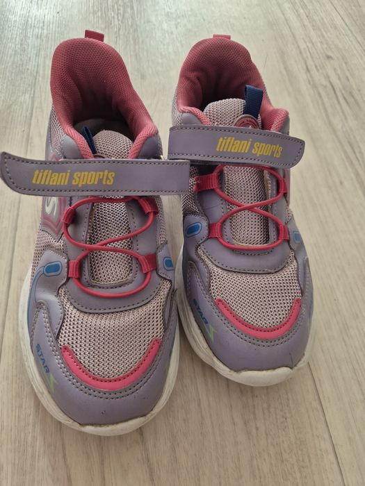 Продам кроссовки на девочку в отличном состоянии