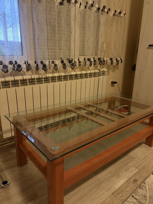 Холна маса със стъклен плот и дървена основа