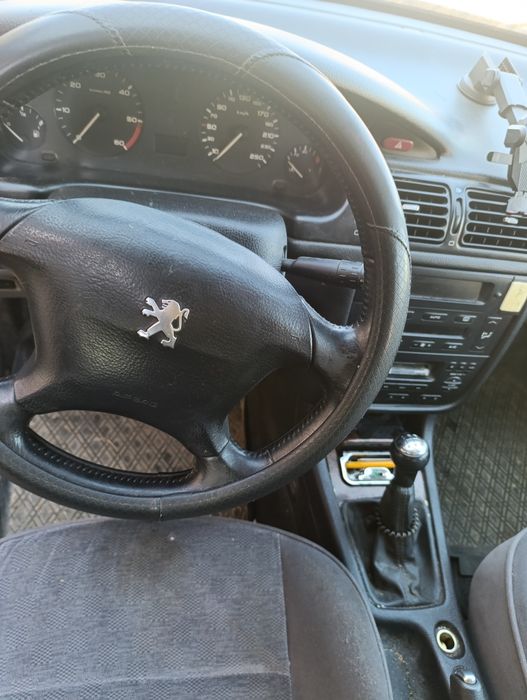 Продавам Пежо 406