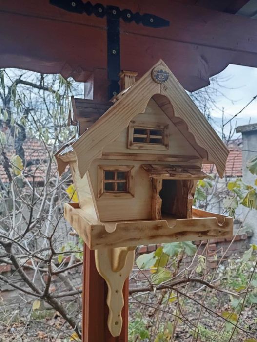 Ръчно изработена лакирана дървена къщичка за птици със стойка