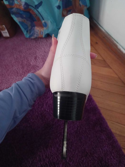 Patine albe elegante de fete marimea 40