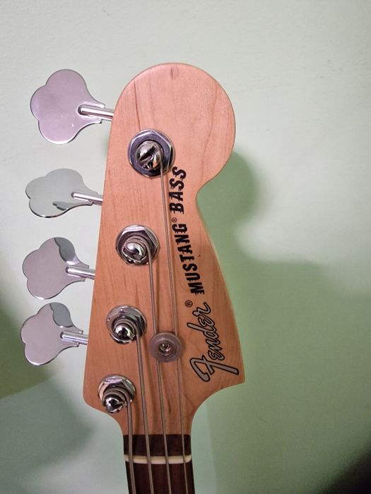 Vând chitară bas Fender nefolosită