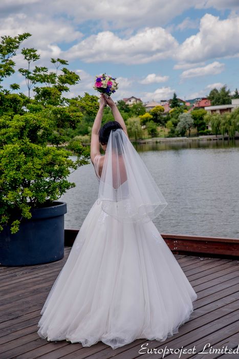 ,,Vand rochie de mireasa,,