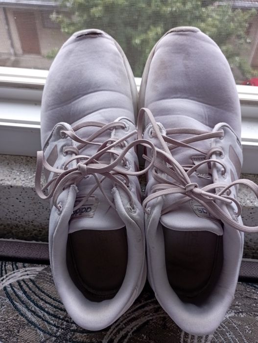 Лилави маратонки