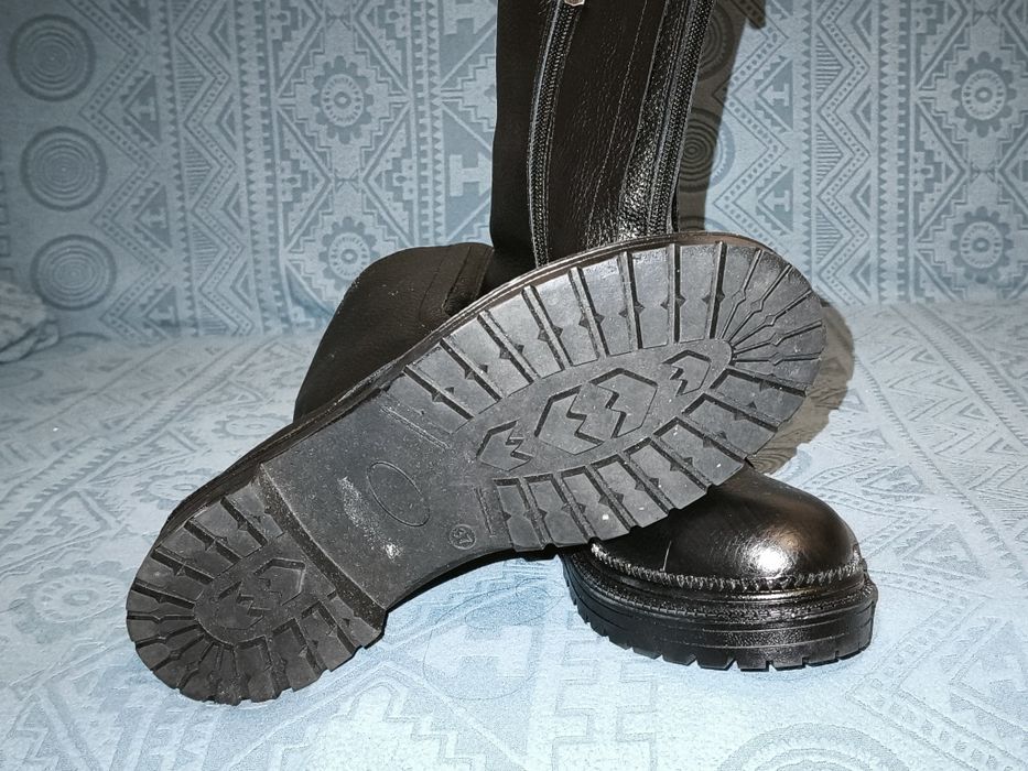 Срочно продам демисезонный ботинку