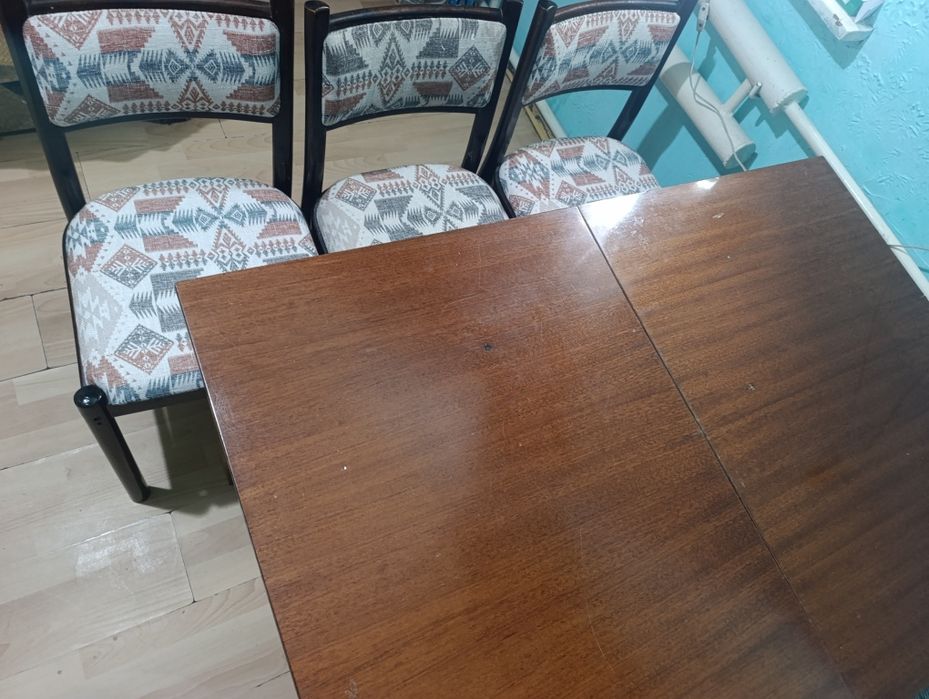 Стол и стулья б/у