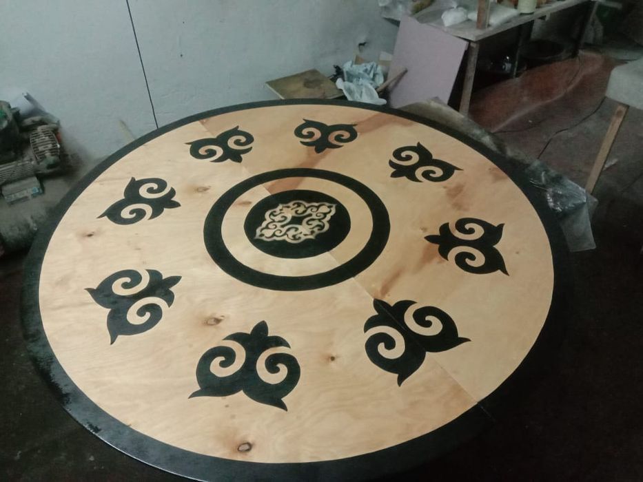 Столы круглые с национальным орнаментом