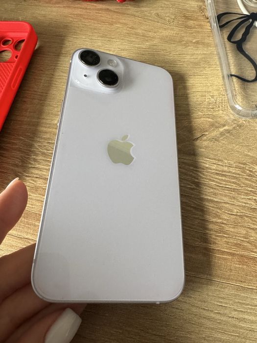 Iphone 14 с два кейса и зарядно