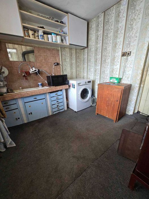 Продава се имот в с. Староселци, обл. Плевен 1 декар двор, две къщи, лятна кухня и селскостопански постройки
