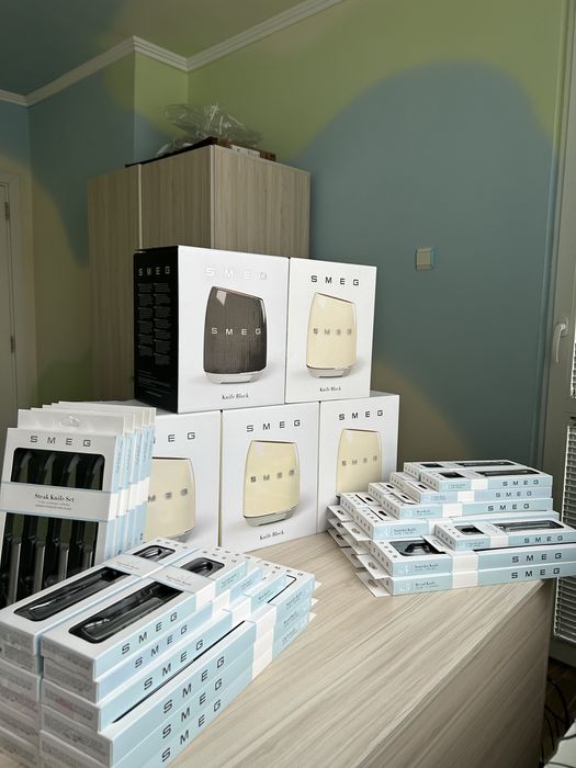 Блок с 6 броя ножа SMEG + подарък 4 броя стек ножа!