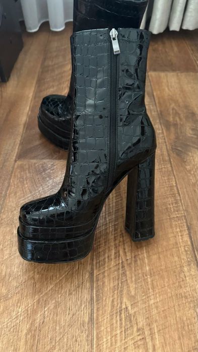 Продам ботильоны на очень высоком каблуке