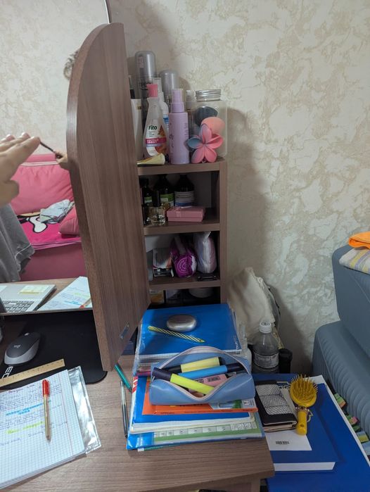 Косметическии стол с зерколом