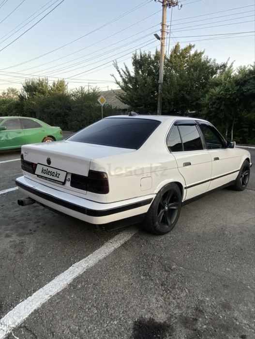 Продам машину бмв