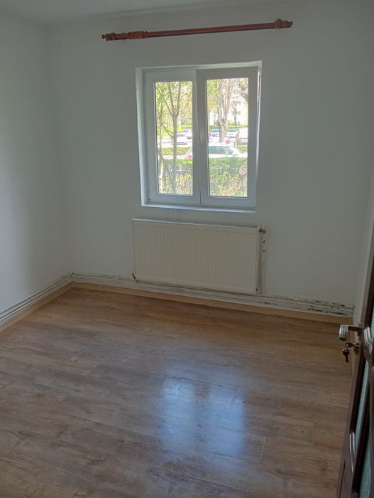 Închiriez apartament