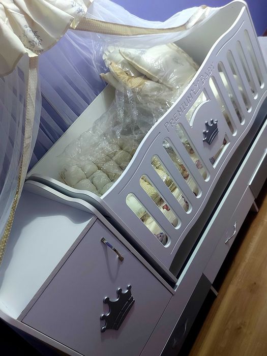 Детская кроватка с маятником