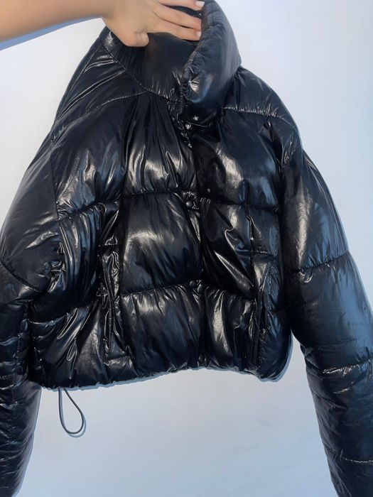 geaca neagra lucioasa