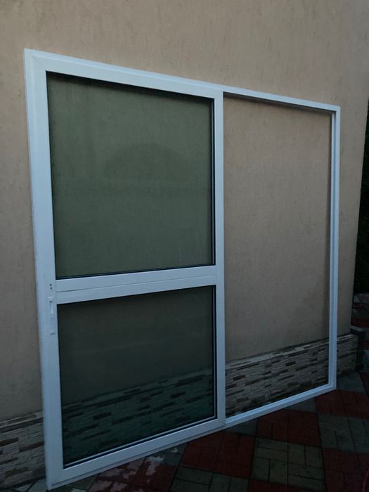 Vând ușa glisantă din aluminiu