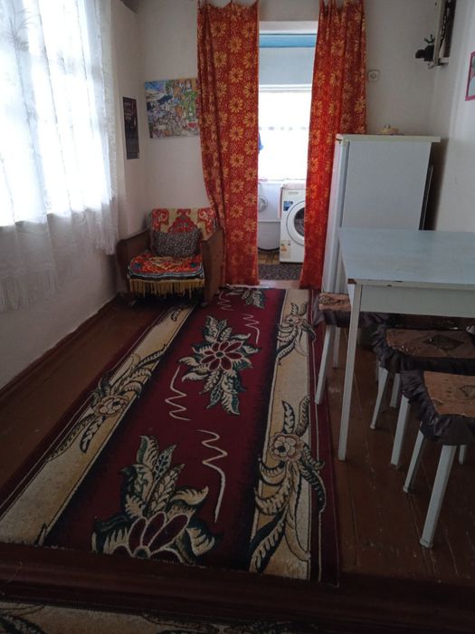 Жилой дом и участок, все коммуникации в доме есть.