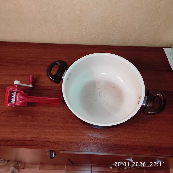 ГОЛЯМ кухненски ЛОТ-тенджера,затварачка,лъжици,чаши супер евтино!