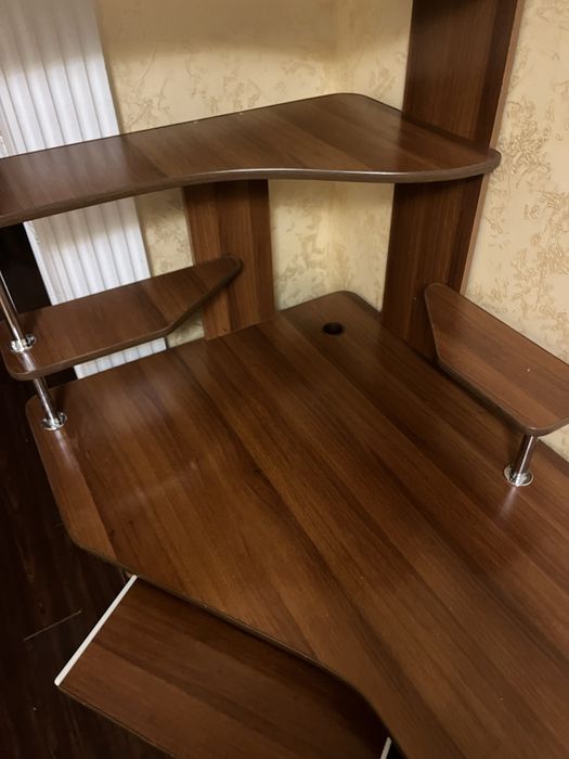 Письменный стол в хорошем состоянии