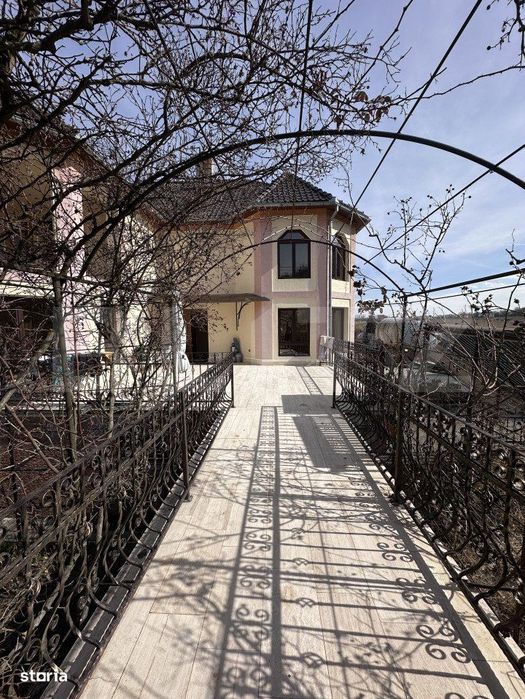 Casa spatioasa, 11 camere, 600 mp, teren 1450 mp, zona Lidl,