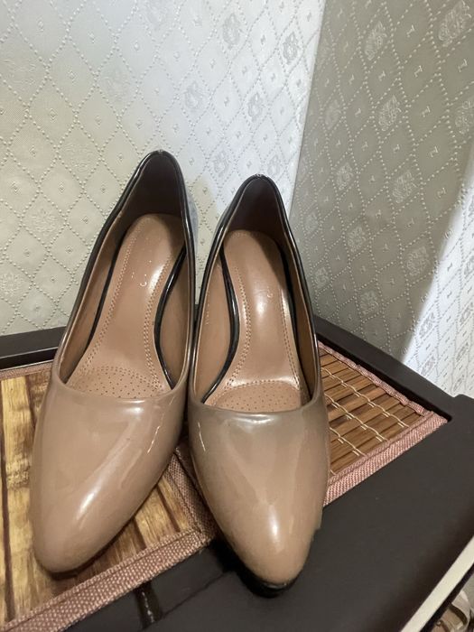 Продам туфли черные и бежево коричневые