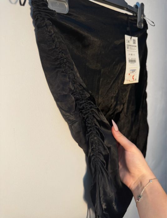 Fusta scurta satinata marimea M, zara