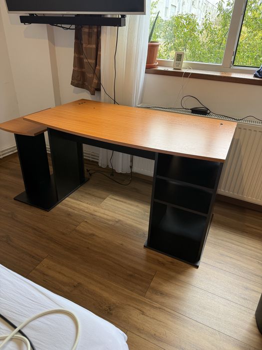 Birou cu rafturi