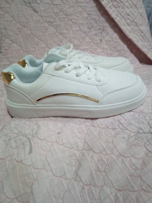 Женские кроссовки