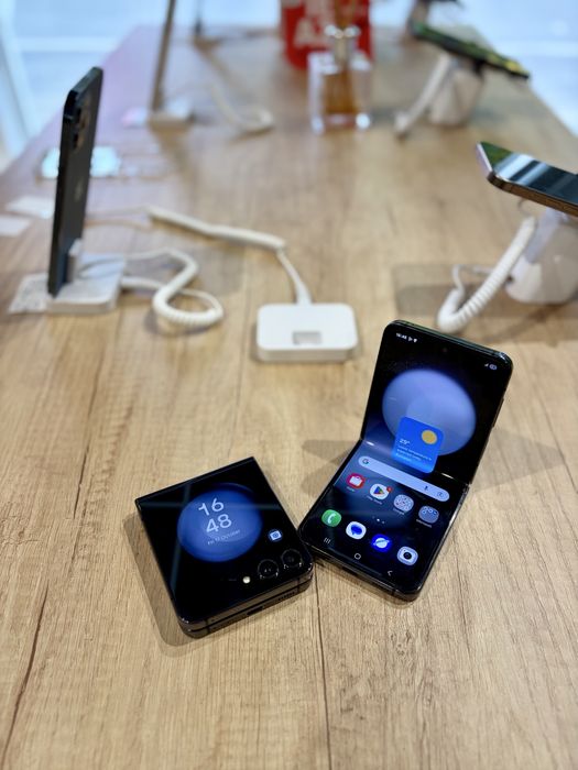 **ATS GSM**Samsung Flip 5 256gb Black/Fact+Gar 12 luni