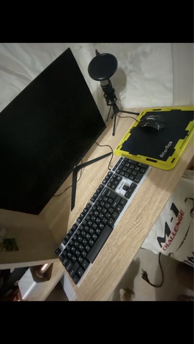 Продам системный блок монитор клавиатура мыш мкрафон коврик
