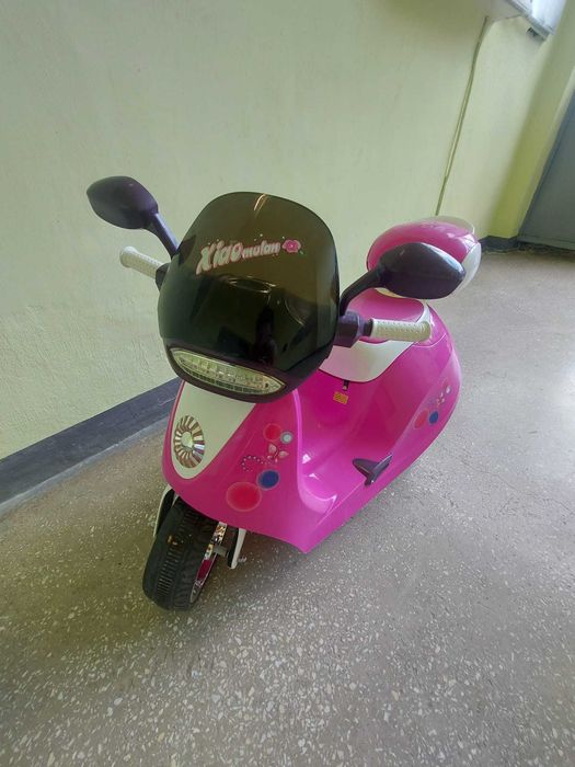 Tricicleta electrica  pentru copii, tip scuter