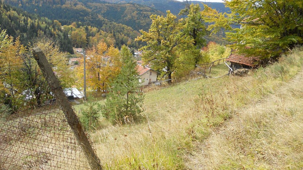 Продавам парцел и двуетажна сграда в с. Манастир, общ. Лъки