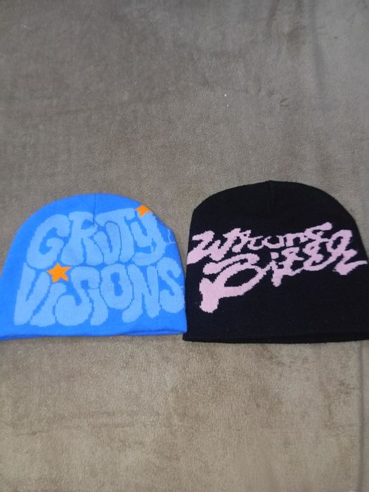 Две шапки модные