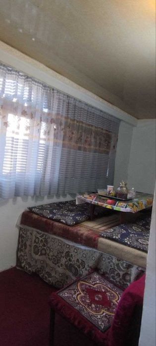 Продаю в 3 ом микрорайоне 2 этаж. 3 х комнатный кв.