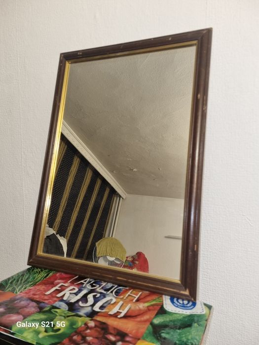 Огледало във рамка