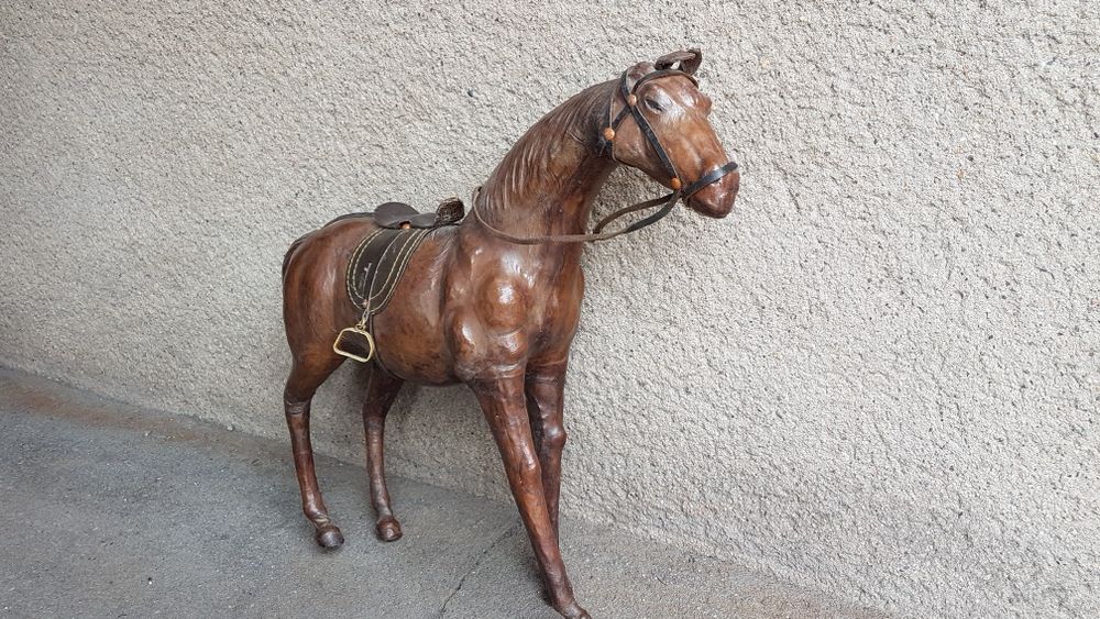 Продам лошадь сувенир из кожи