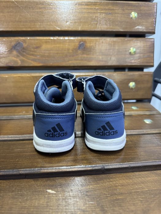 Ботиночки adidas.