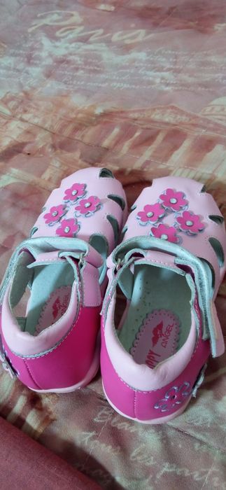 Продам  новые сандали на девочку