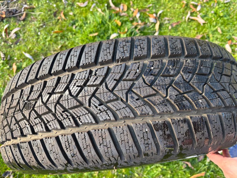 Dunlop Winter Sport 215 / 60 R16 карани 2 месеца