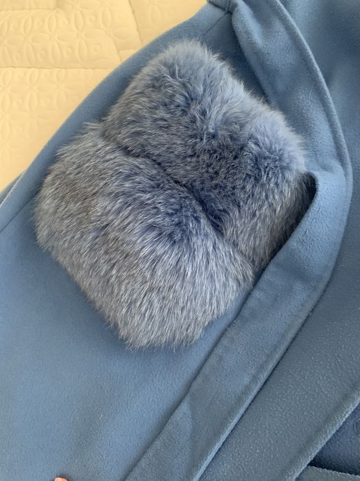 Пальто голубого цвета с карманами