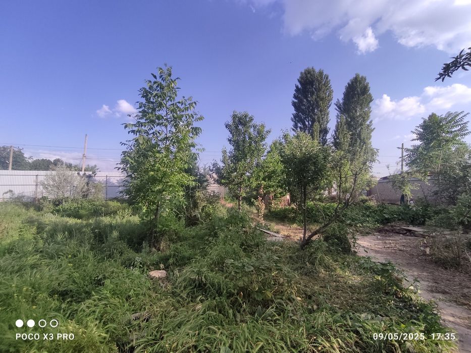 Uy sotiladi 6 sotok  yer bor  yol yoqasida joylashgan