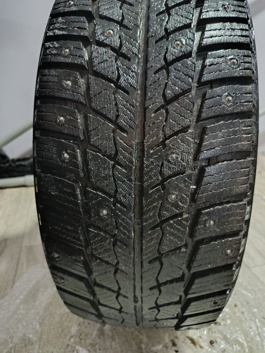 Продам комплект шин шипованые