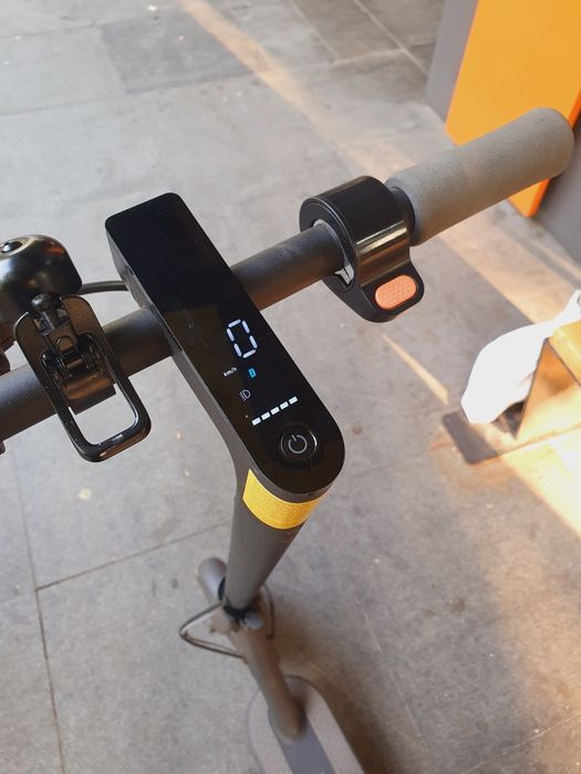 Vand Trotineta electrica noua Xiaomi M365 25km/h + încărcător