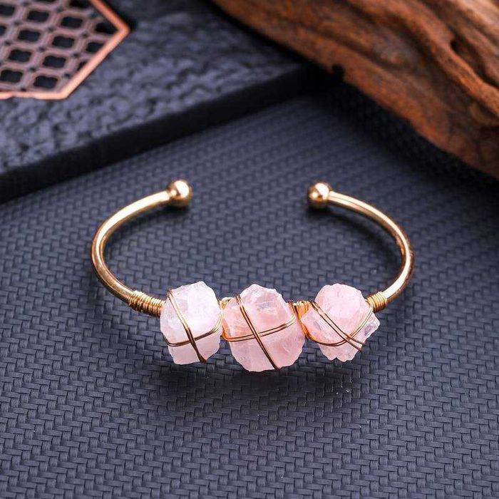 Brăţară din cupru aurit cu 3 cristale de cuarţ roz brut