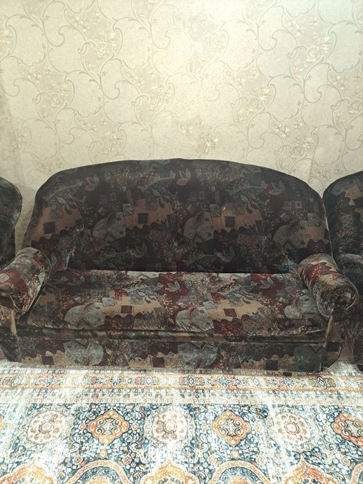 Продам б/у диван с двумя креслами