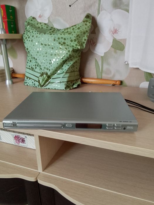 Продам DVD плеер б/у