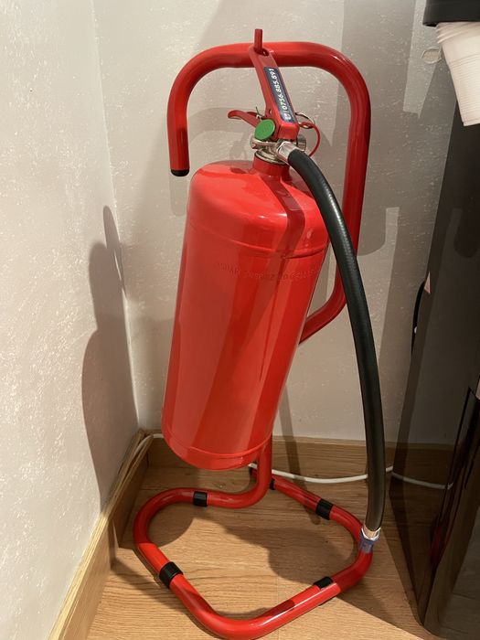 Stingător de incendiu P6 – cu pulbere, 6 kg + suport + indicator