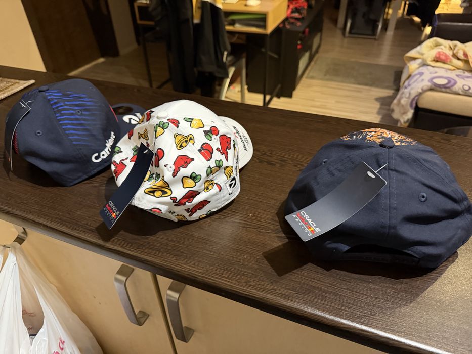 +Подарък, Чисто нови шапки Ф1 Ферари,Макларън, Ред Булл, Мерцедес